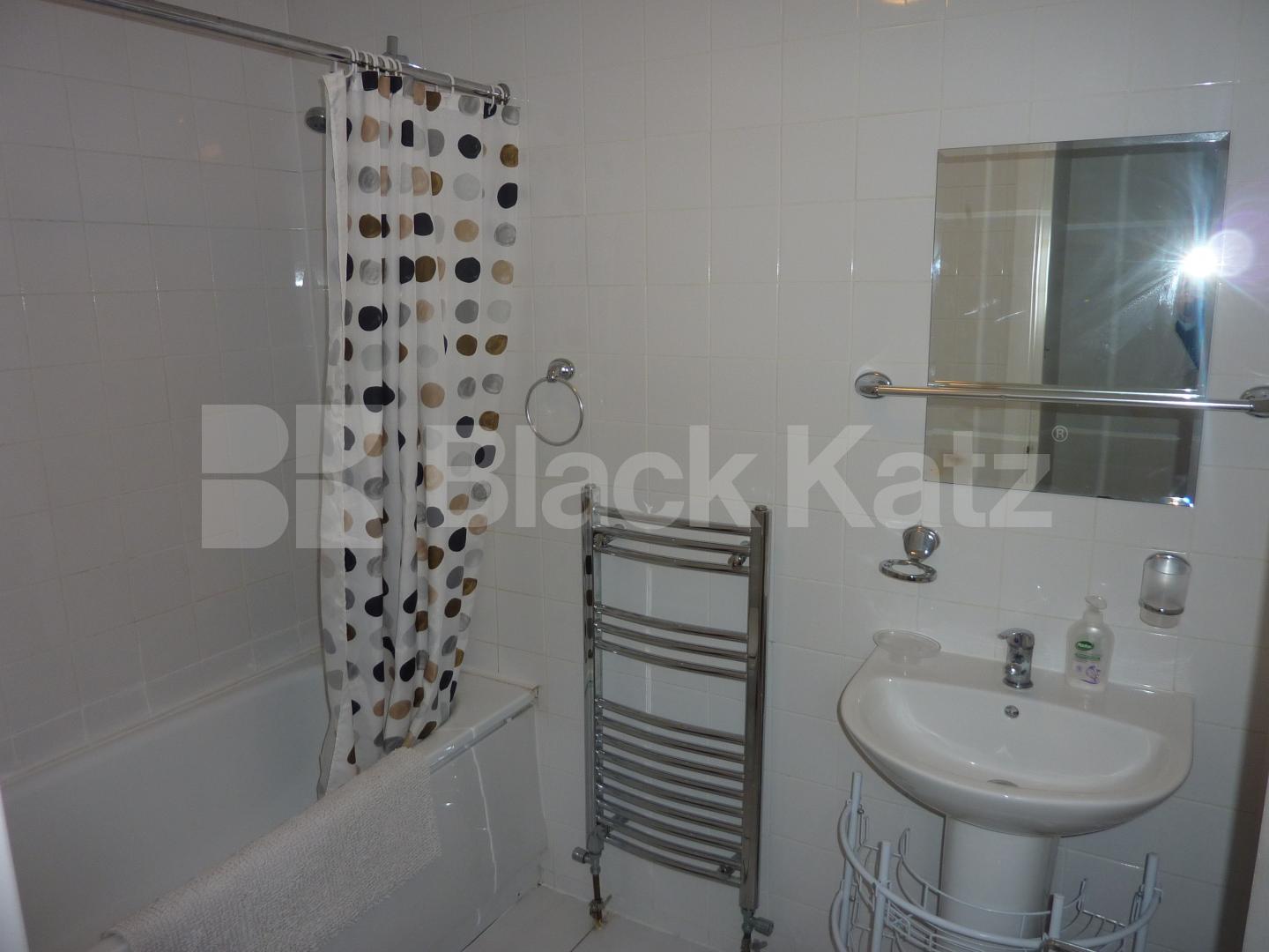 			MINS TO POTOBELLO ROAD MARKET!, 1 Bedroom, 1 bath, 1 reception Flat			 Portobello Road, NOTTINGHILL/LADBROKE GROVE